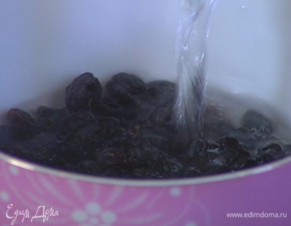 Изюм замочить в небольшом количестве воды.