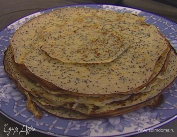 Разогреть в сковороде немного оливкового масла и напечь тонких блинов. 