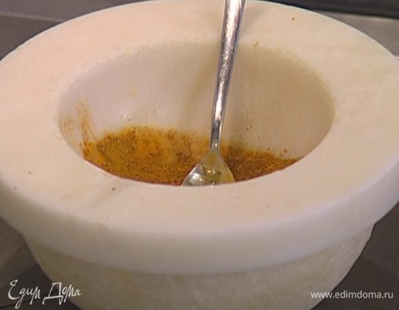 Стручки кардамона раздавить, вынуть зернышки и растереть их в ступке. Добавить соль, перец, корицу, куркуму и все перемешать.