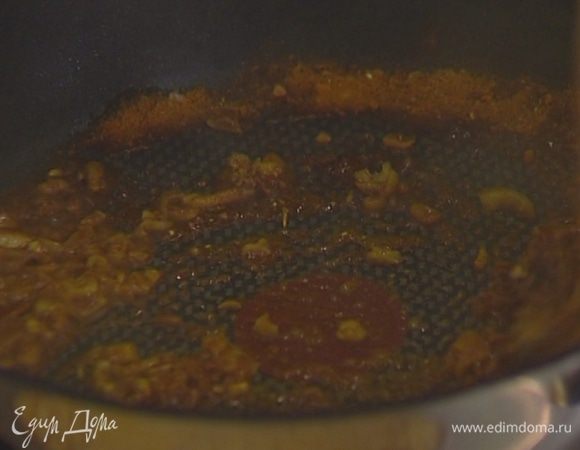 Добавить оливковое масло и измельченный лук, перемешать и прогревать 1-2 минуты.