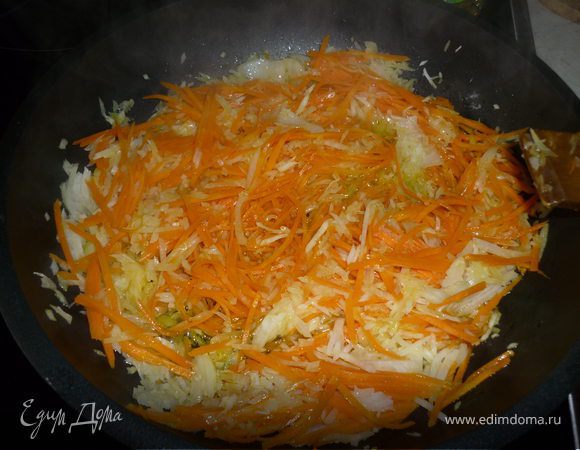 Начнем с начинки: натереть на крупной терке морковь, лук, посолить, все потушить.