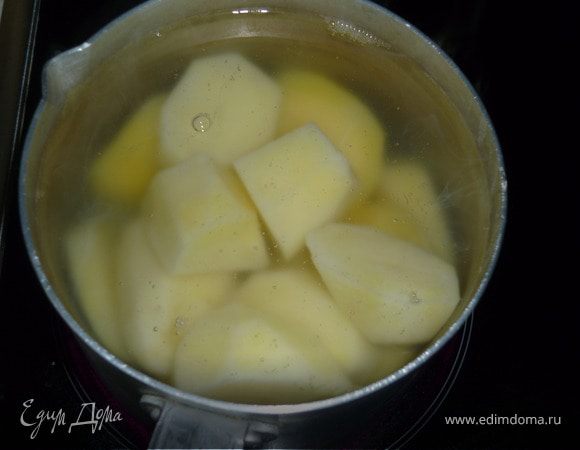 Отварить картофель в подсоленной воде, размять, добавить муку, яйцо, нарезанный зеленый лук, остудить.