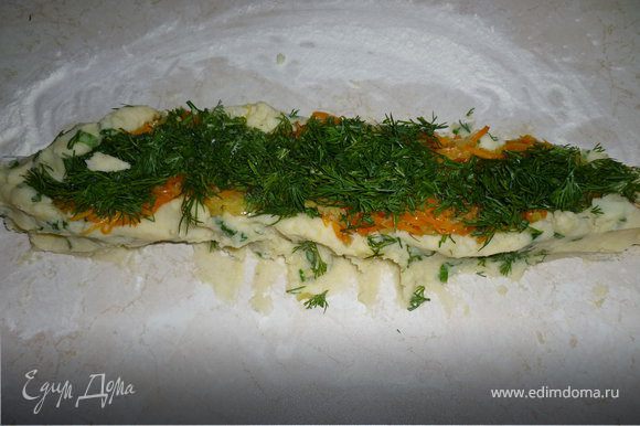 Выкладывать слоями: картофель, тушеная морковь с луком, мелко резаный укроп.