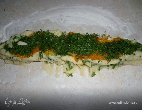 Выкладывать слоями: картофель, тушеная морковь с луком, мелко резаный укроп.