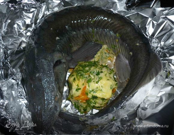 Выложить на противень устеленны фольгой, запекать в духовке разогретой до 200°С, 20 - 25 минут, затем убрать фольгу и еще выпекать 30 минут.