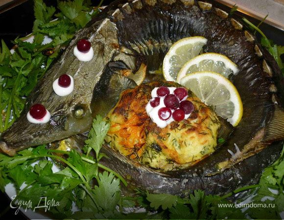 Украсить свежей зеленью и овощами. 