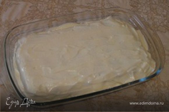 Сверху печенья накрыть кремом, затем сделать ещё один слой печенья и закончить кремом. Если у вас маленькая, но высокая форма, повторяйте, пока не закончатся все ингредиенты.