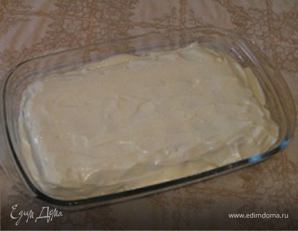 Сверху печенья накрыть кремом, затем сделать ещё один слой печенья и закончить кремом. Если у вас маленькая, но высокая форма, повторяйте, пока не закончатся все ингредиенты.