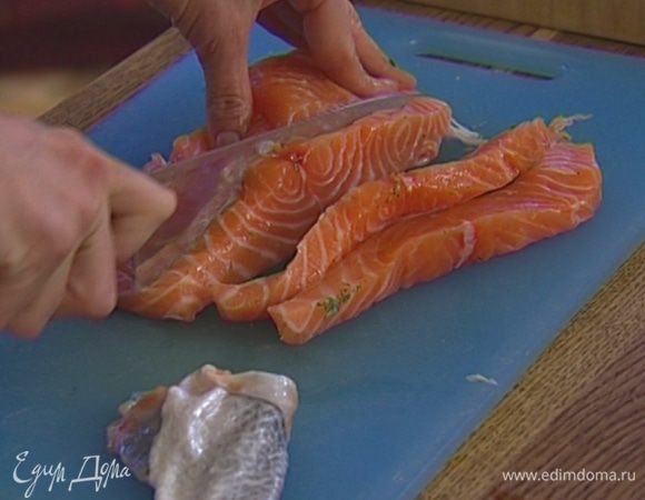 Семгу отделить от кожи и нарезать полосками шириной 1,5 см. 