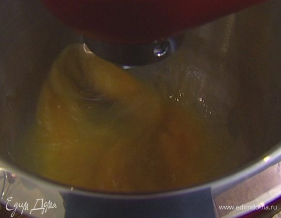 Желтки с сахаром взбить в комбайне.