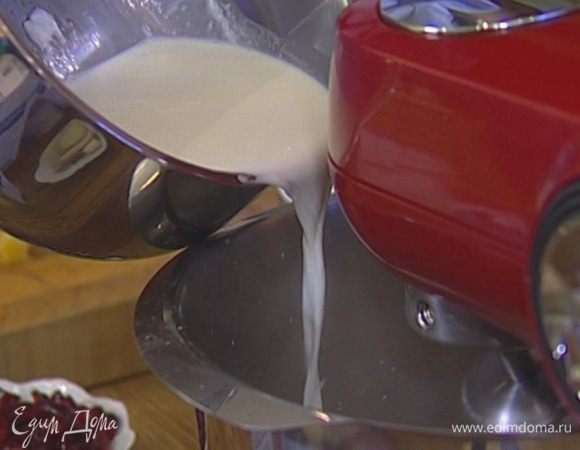 Молоко соединить со сливками и прогревать на небольшом огне до появления пузырьков, затем тонкой струйкой влить к желткам с сахаром, не прекращая взбивать. 