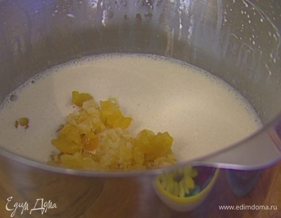 Добавить клюкву и измельченные груши с ананасами в желтковую массу, влить коньяк и перемешать ложкой. 