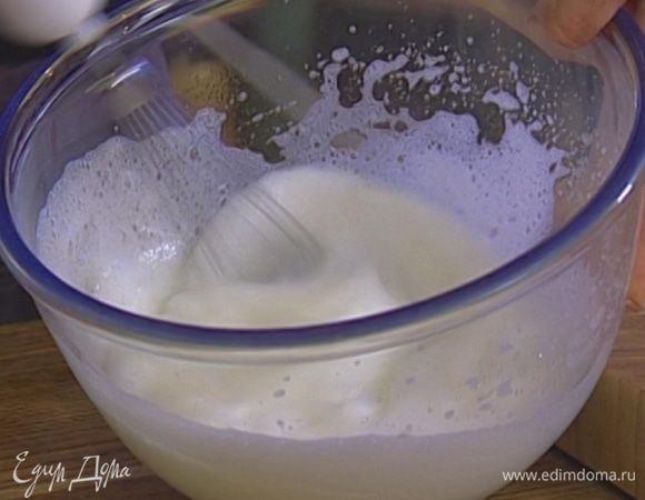 Предварительно охлажденные белки со щепоткой соли взбить миксером в крепкую пену.