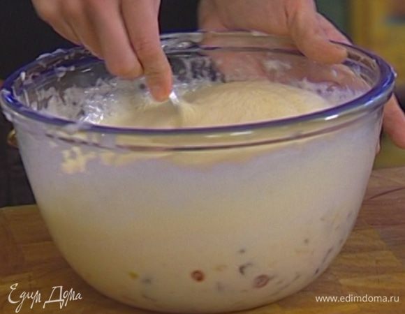 Вмешать половину взбитых белков в желтки со сливками, а затем получившуюся массу соединить с оставшимися белками и еще раз все вымешать.