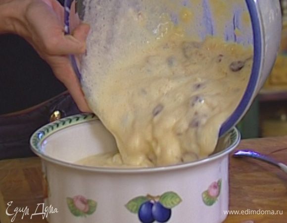 Выложить яичную массу в форму.

