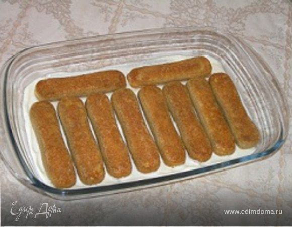 Затем уложить печенья, быстро обмакивая их в кофе.