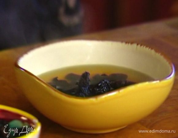 Изюм замочить в горячем чае, затем чай слить.