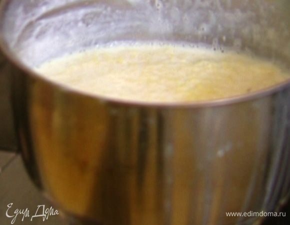 Пшено всыпать в кастрюлю, которую можно ставить в духовку, залить молоком, посолить и отварить практически до готовности.