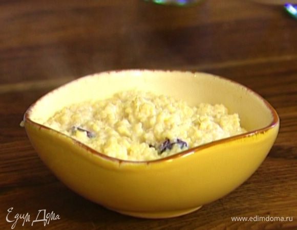 Добавить изюм и отправить кастрюлю на 15 минут в разогретую духовку, закрыв ее крышкой.