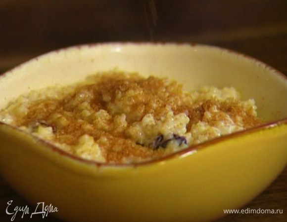 Корицу смешать с сахаром и присыпать готовую кашу.