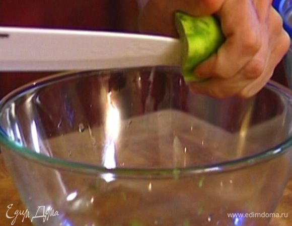 Цедру лайма натереть на мелкой терке, из половинки лайма отжать сок.