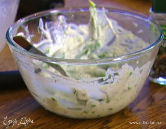 Стебли спаржи разрезать на три части, отправить к творожной массе и перемешать.