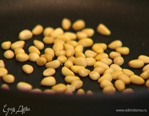 На сухой сковороде обжарить кедровые орехи.