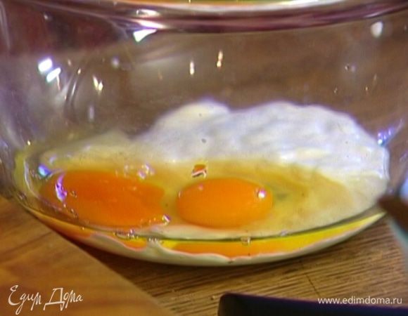 Яйца взбить с йогуртом, посолить и поперчить.
