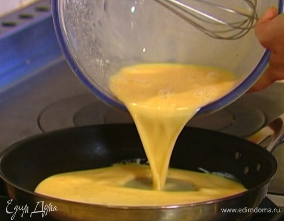 Разогреть в сковороде оливковое масло и вылить яичную смесь.