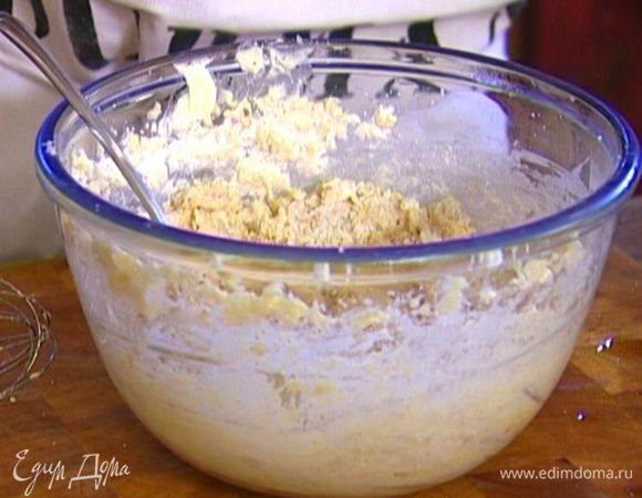 Муку смешать с разрыхлителем и ввести в тесто.