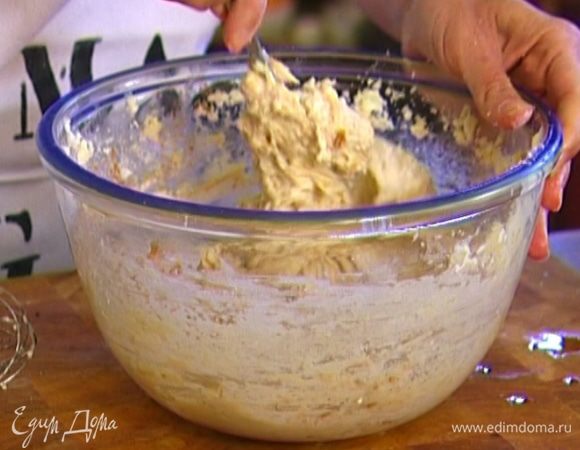 Добавить сметану, корицу, соль и все перемешать.