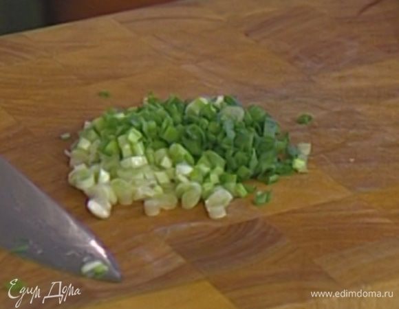 Зеленый лук тонко нарезать наискосок.