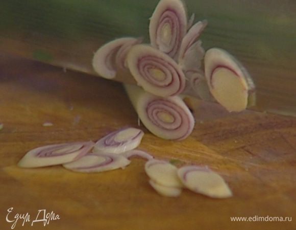 С лимонника снять грубые листья и нарезать стебель очень тонкими кружками. 