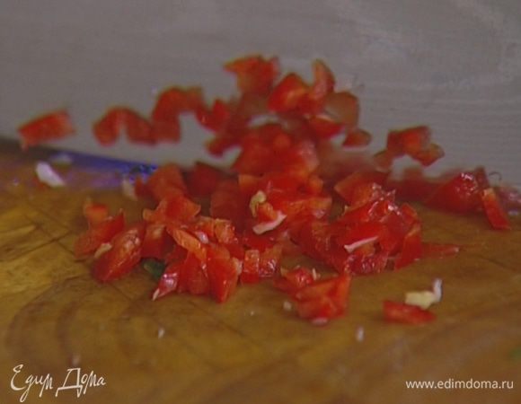 Перец чили мелко порубить. 