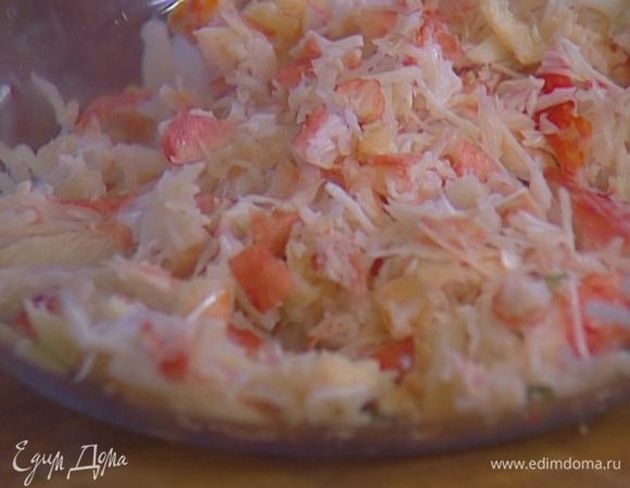 Крабовое мясо отделить от перепонок и порезать. 