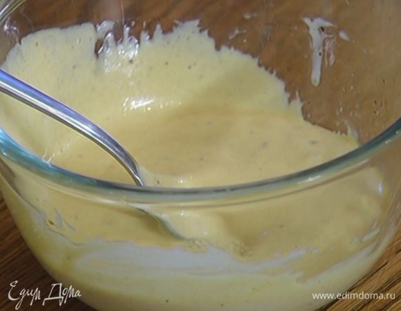 Сметану смешать с горчицей.