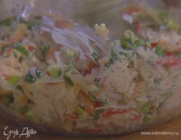 Соединить крабовое мясо, зеленый лук, кинзу и 1 ст. ложку нарезанного лимонника, добавить сметану с горчицей, посолить, поперчить, перемешать и дать постоять 15–20 минут. 