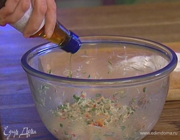 Добавить в крабовое тесто рыбный соус и все еще раз перемешать. 