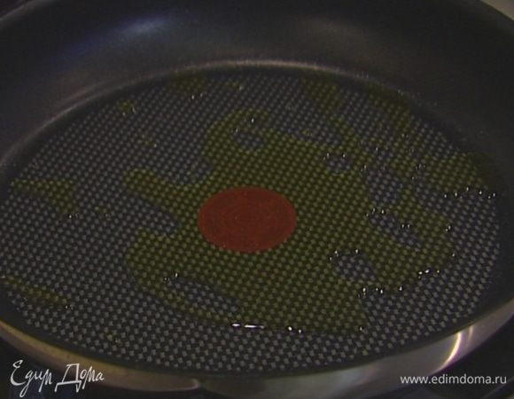 Разогреть в тяжелой сковороде немного оливкового масла. 