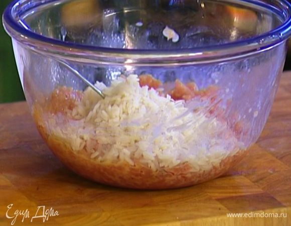 Добавить 2 ст. ложки с горкой вареного риса, еще раз перемешать.
