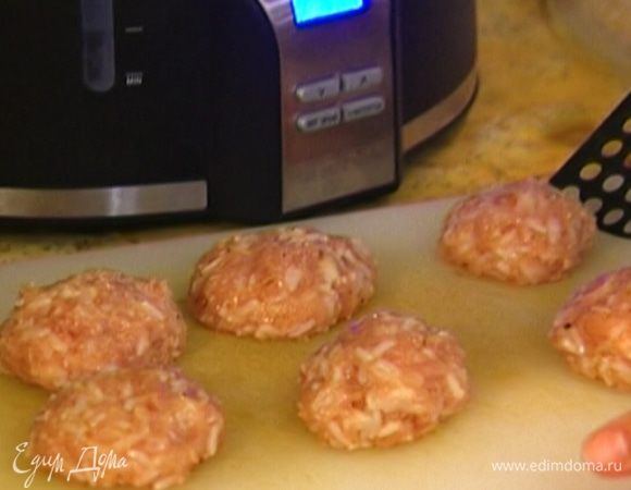 Сформировать из фарша котлеты и выложить их на нижний ярус пароварки.