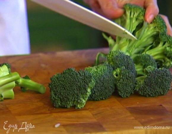 Брокколи разобрать на соцветия.