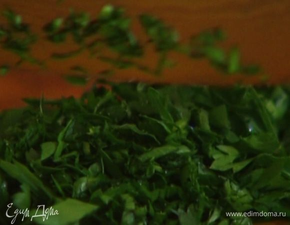 Зелень мелко порубить.