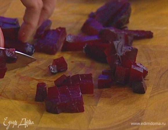 Свеклу завернуть в фольгу и запечь в разогретой духовке, затем почистить и нарезать очень маленькими кубиками.