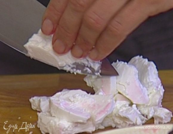 Козий сыр раскрошить.  