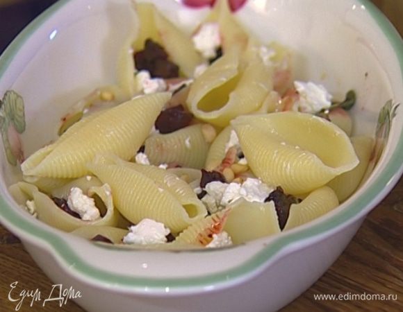 Выложить ракушки в керамическую жаропрочную форму отверстиями вверх, начинить их свеклой и сыром, посыпать кедровыми орехами. 