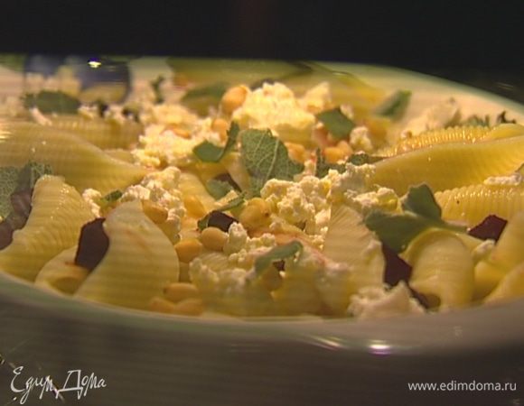 Сверху выложить еще один слой ракушек, начинить их свеклой, присыпать козьим сыром, сбрызнуть оливковым маслом, посыпать кедровыми орехами и шалфеем, порванным руками. Отправить форму под гриль на 5 минут. 