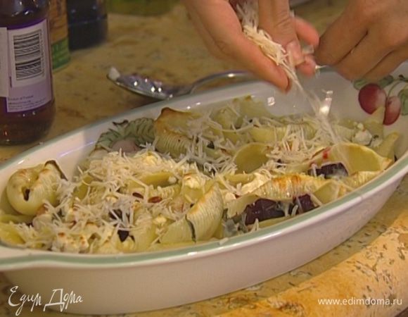 Натереть пармезан на мелкой терке, присыпать готовые ракушки и сразу подавать.  