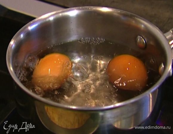 Яйца отварить вкрутую.