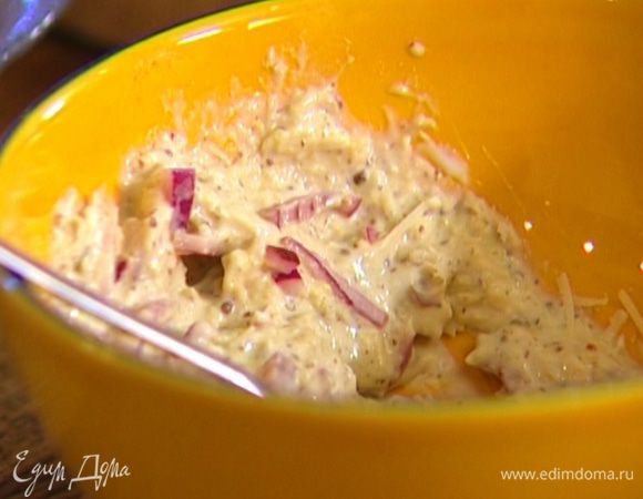 Сыр натереть, добавить горчицу, сметану, каперсы, слегка отжатый от уксуса красный лук и измельченный шнитт-лук.